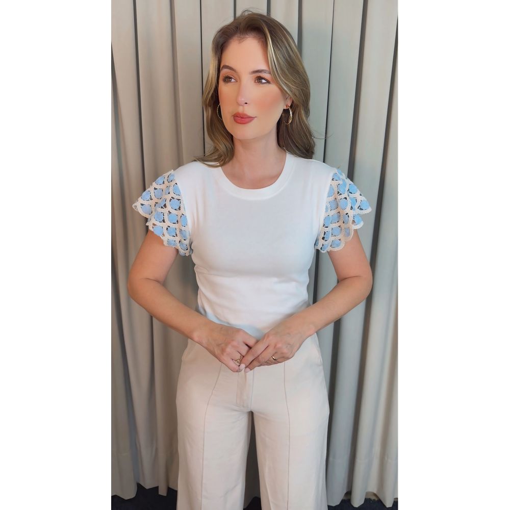 T-shirt Feminina Manga Crochê Delicada - Branca/ Azul - Cod 526