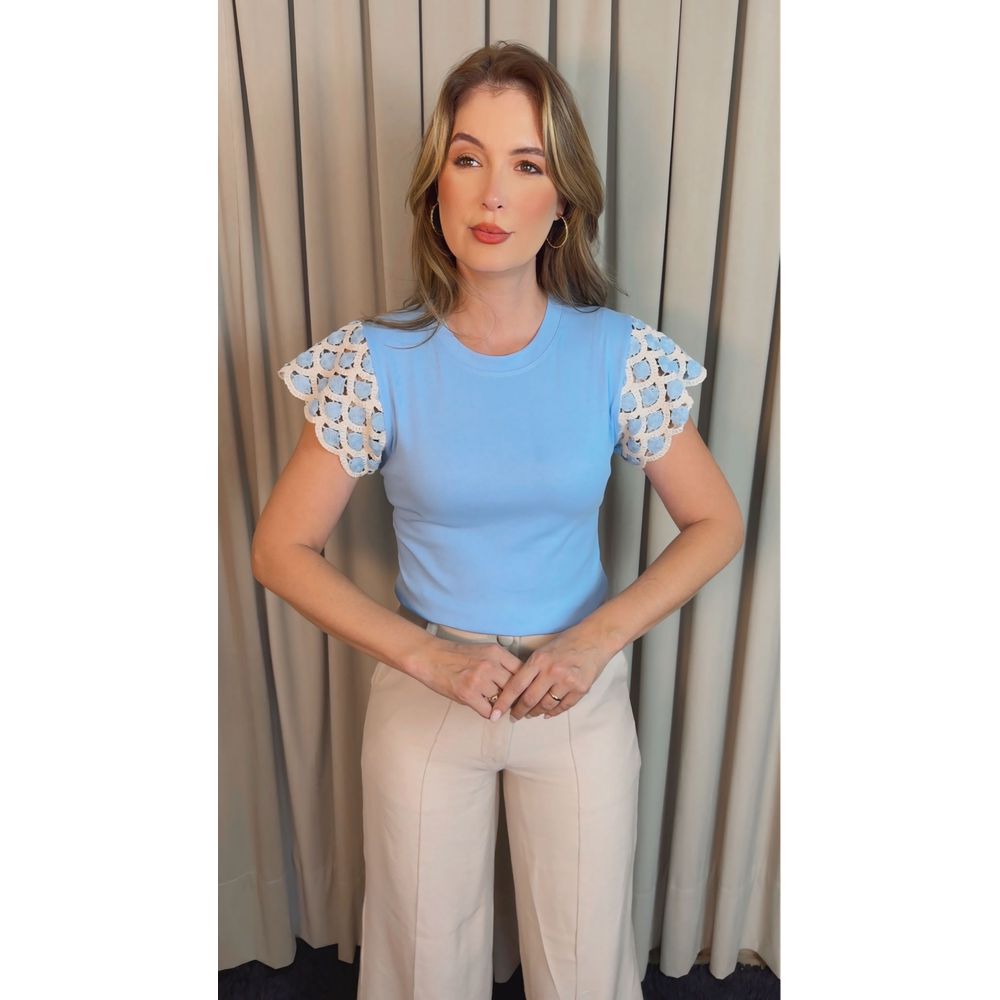 T-shirt Feminina Manga Crochê Delicada - Azul/ Branca - Cod 526