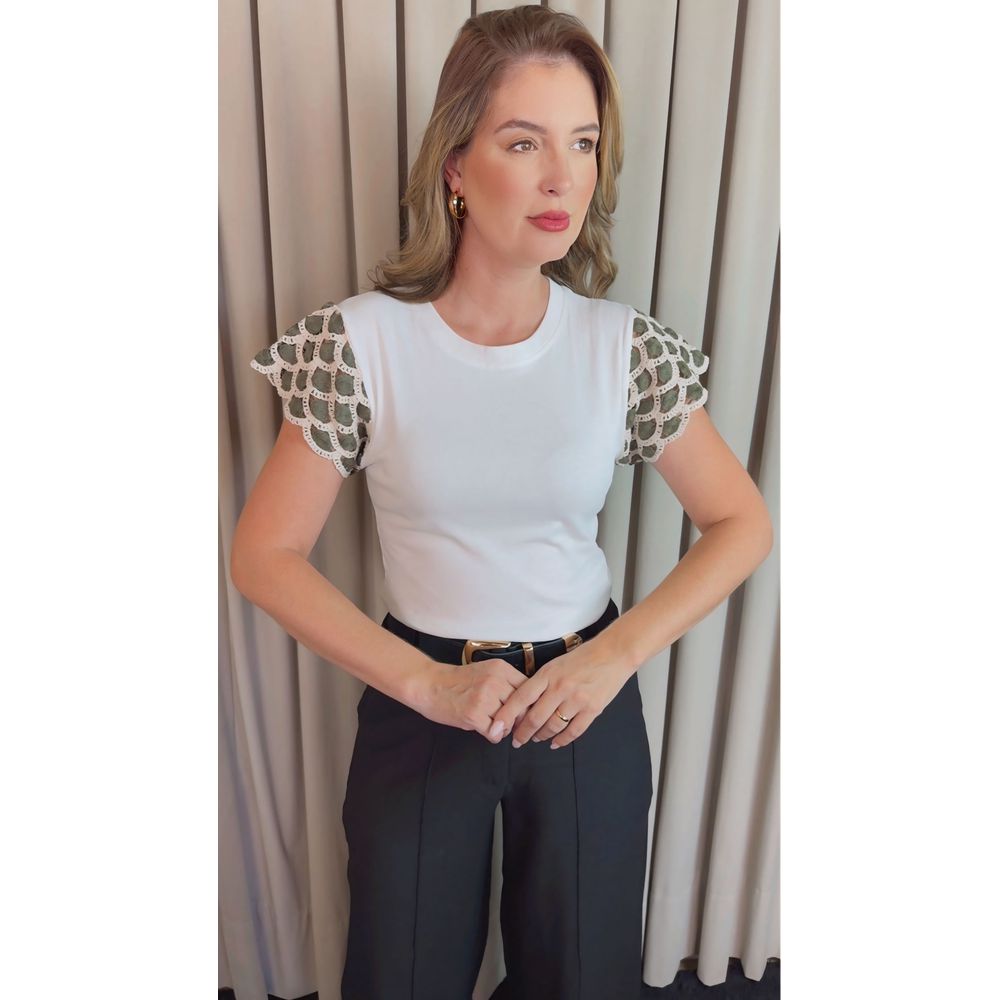 T-shirt Feminina Manga Crochê Delicada - Branca/ Verde - Cod 526