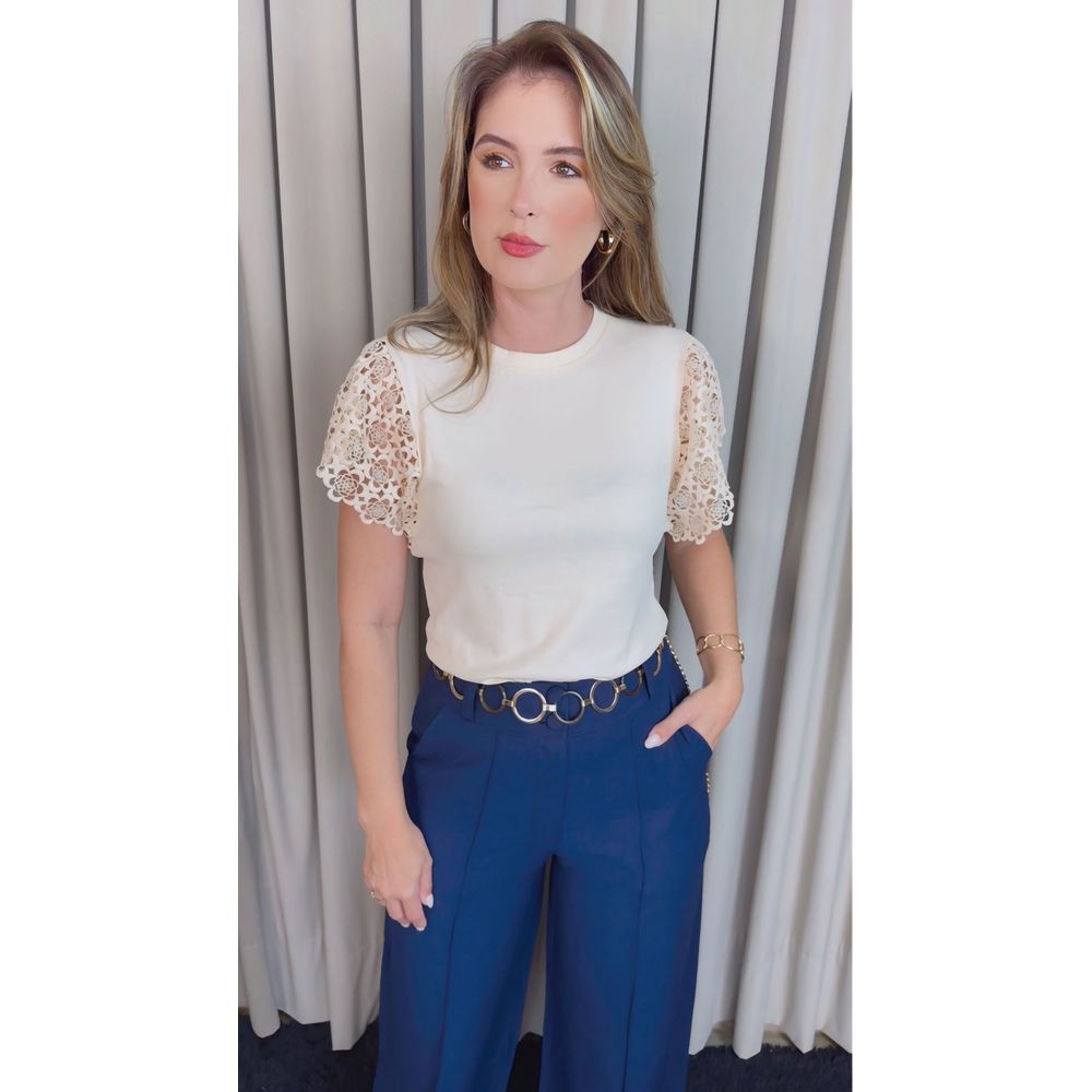 T-shirt Feminina Com Detalhe Na Manga Guipir - Off White - Cod 525