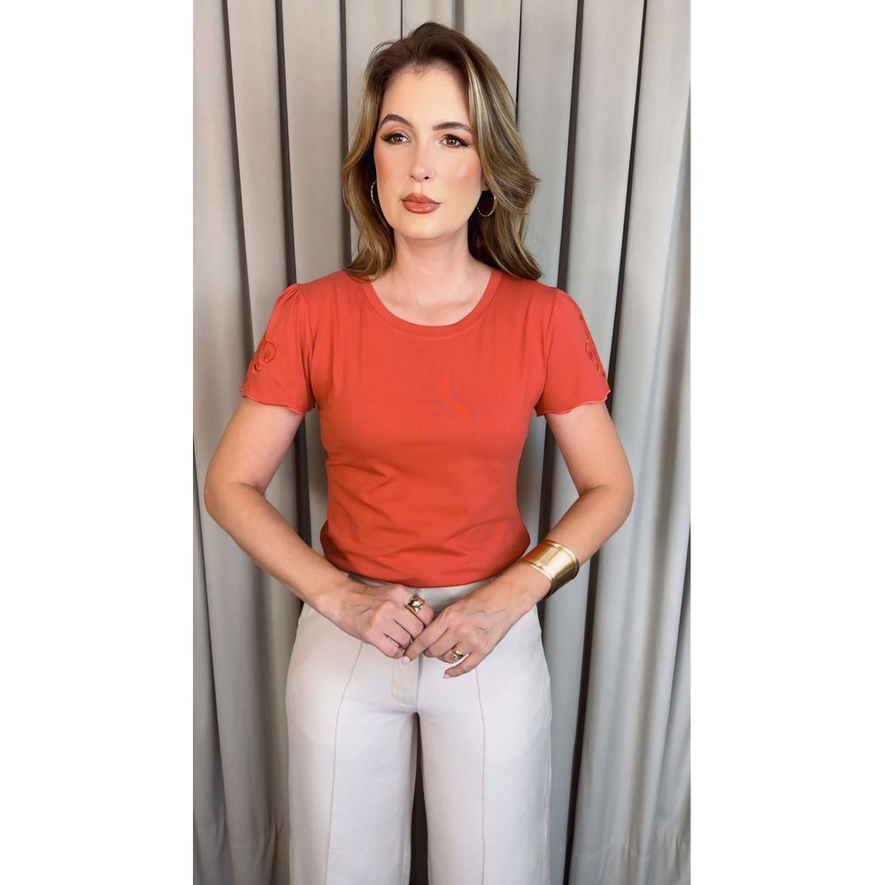 T-shirt Feminina Manguinha Bordada Delicada - Goiaba - Cod 512