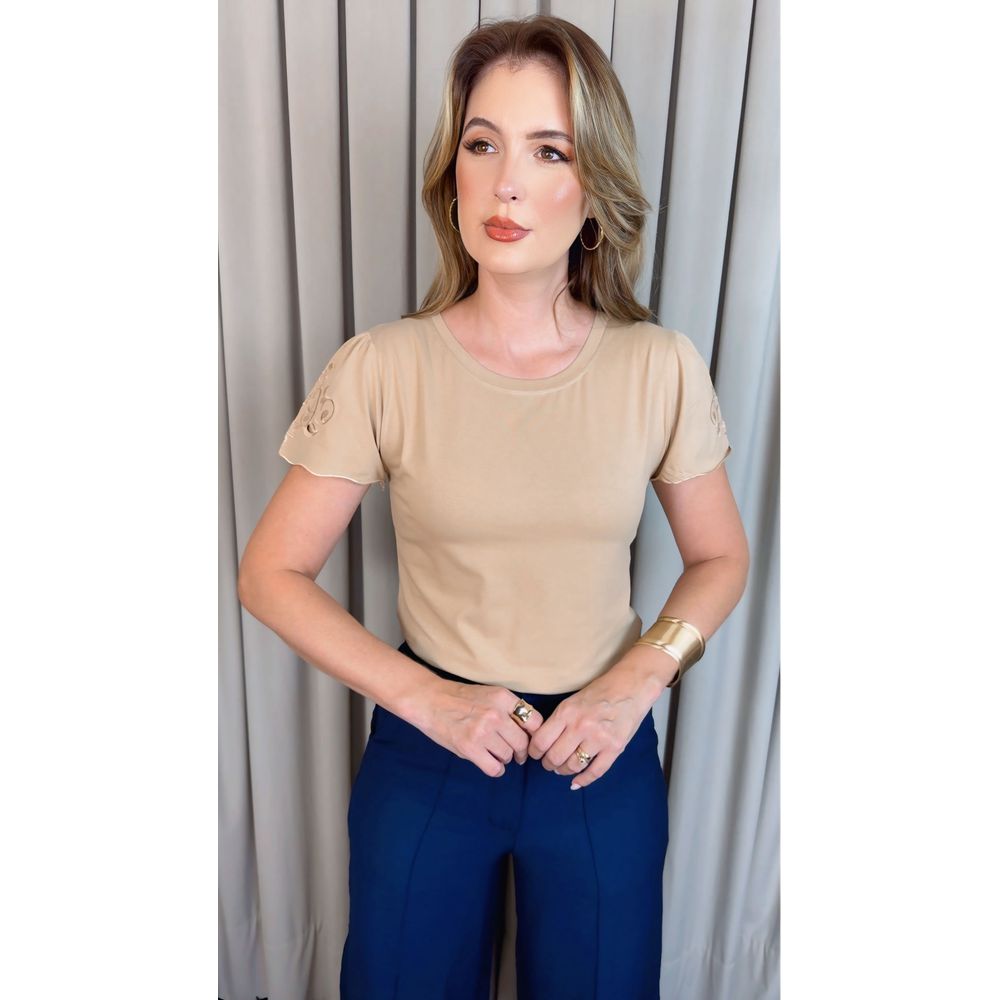 T-shirt Feminina Manguinha Bordada Delicada -Nude - Cod 512