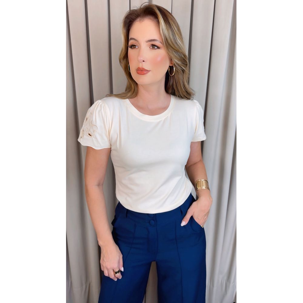 T-shirt Feminina Manguinha Bordada Delicada -Off White - Cod 512