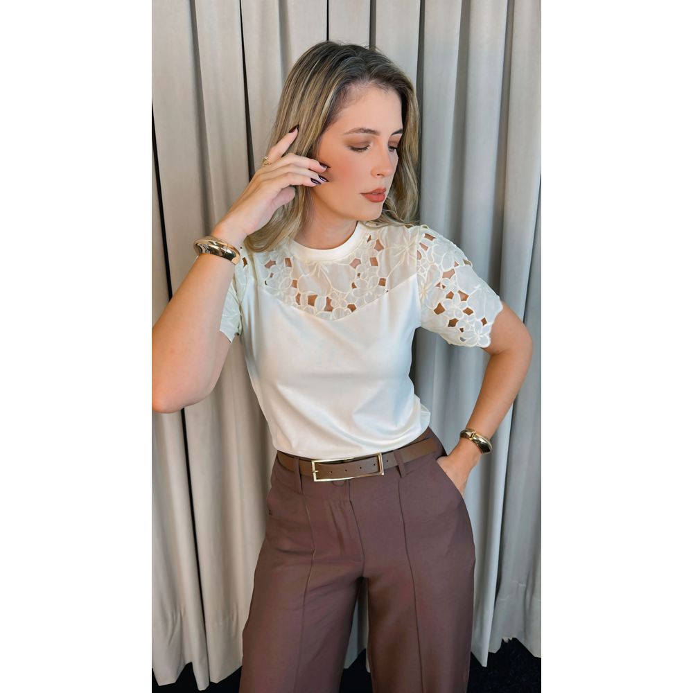 T-Shirt Feminina Bordada Flores Elegância e Delicadeza - Off White - Cod 237