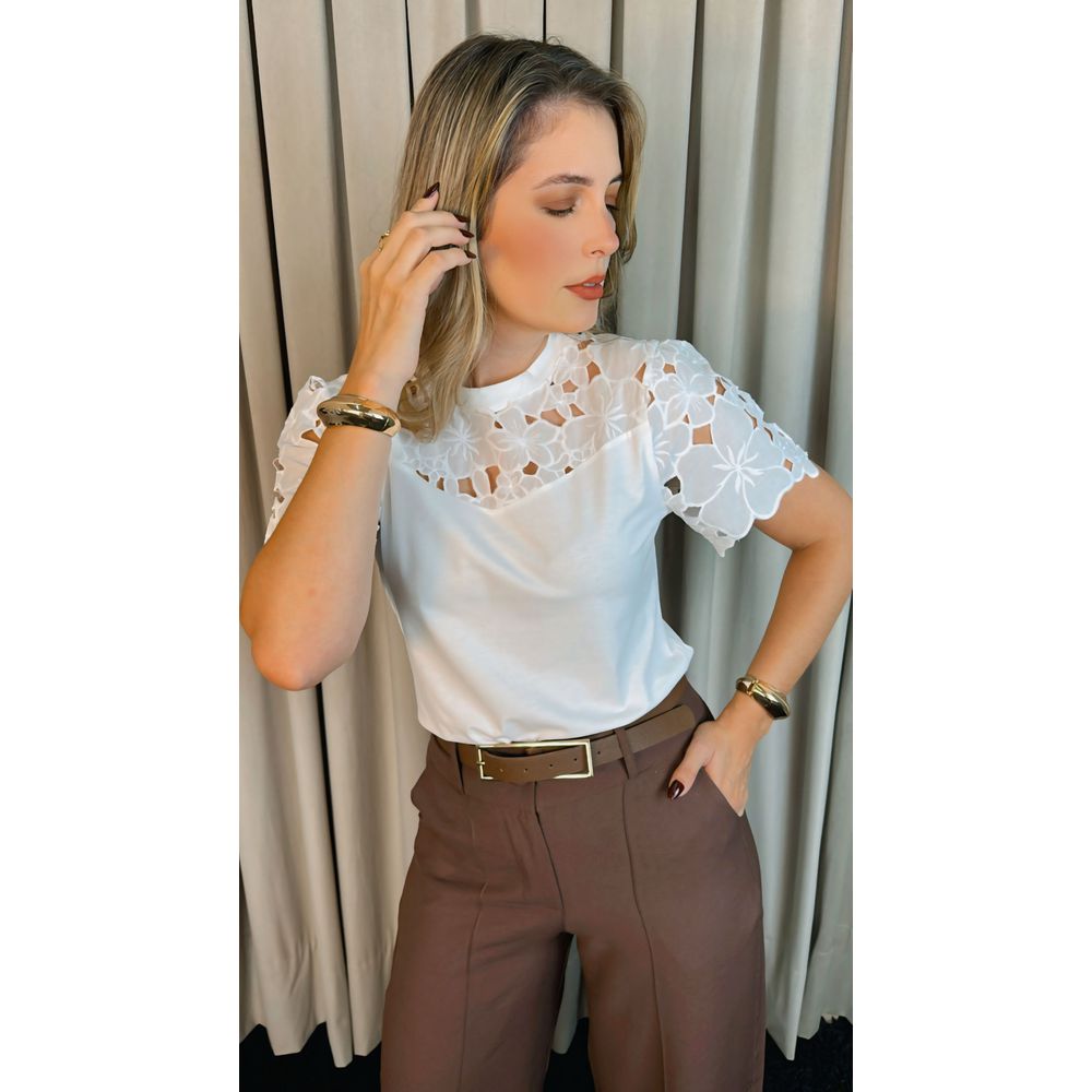 T-Shirt Feminina Bordada Flores Elegância e Delicadeza - Branca- Cod 237