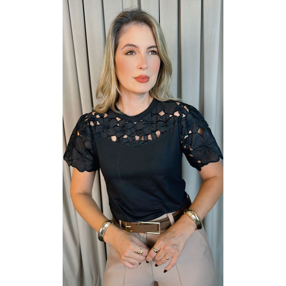 T-Shirt Feminina Bordada Flores Elegância e Delicadeza - Preto - Cod 237