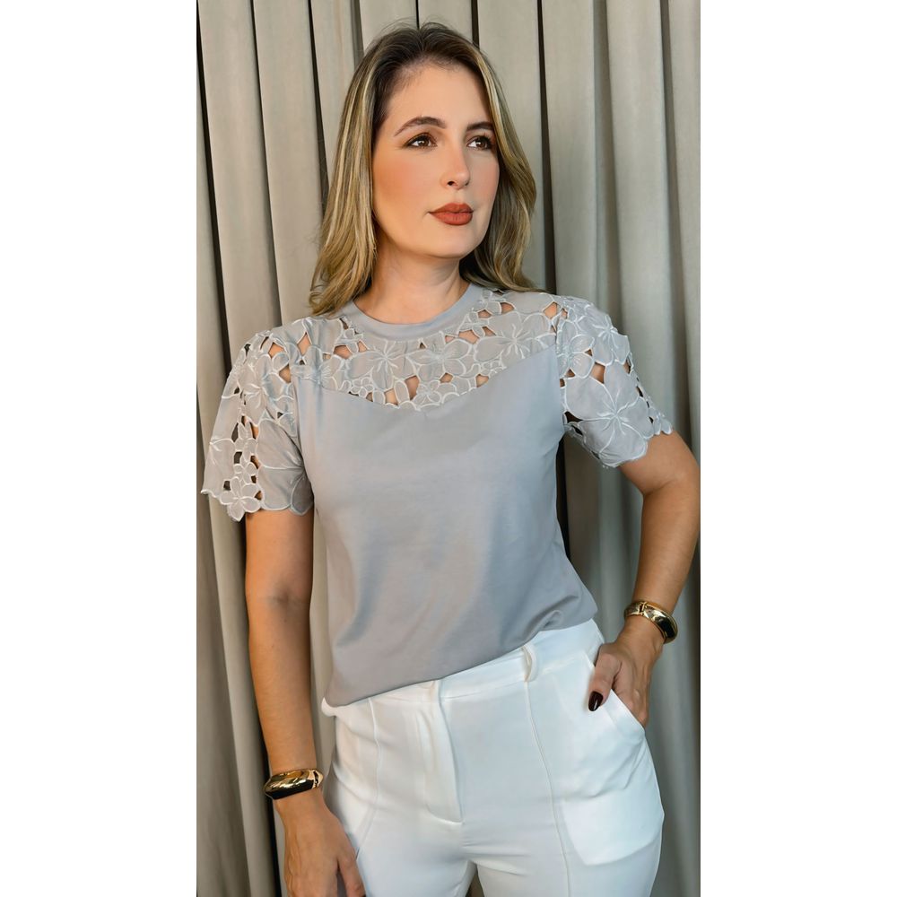 T-Shirt Feminina Bordada Flores Elegância e Delicadeza - Cinza - Cod 237 