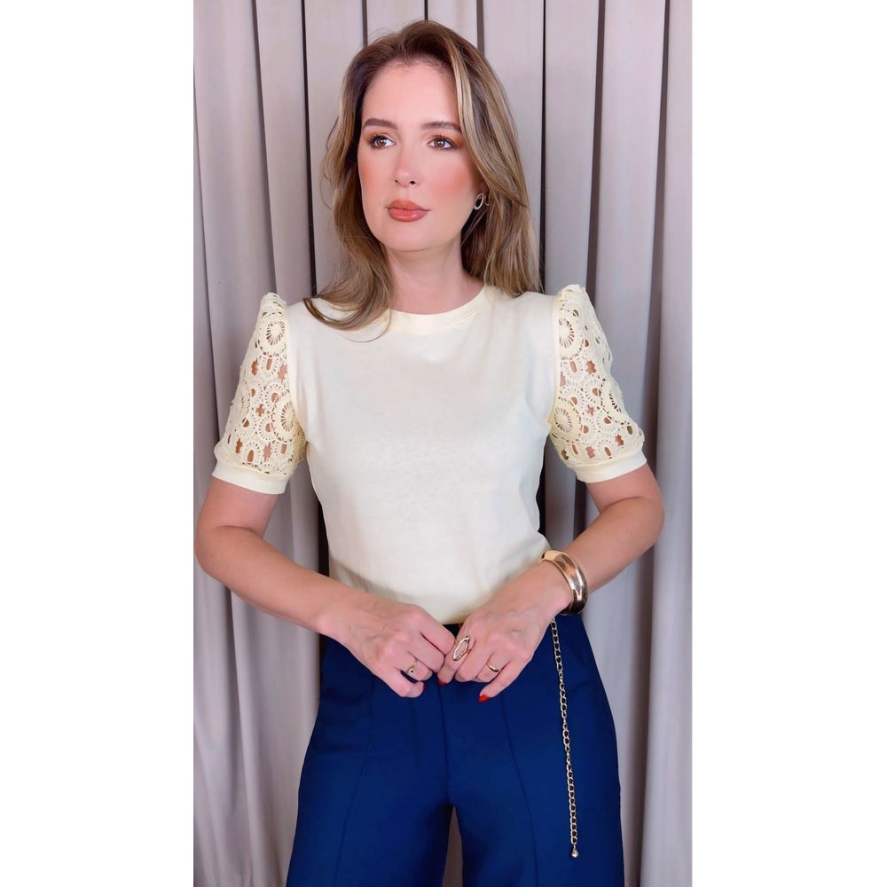 T-shirt Feminina Com Detalhe Na Manga Bordada - Amarela - Cod 542