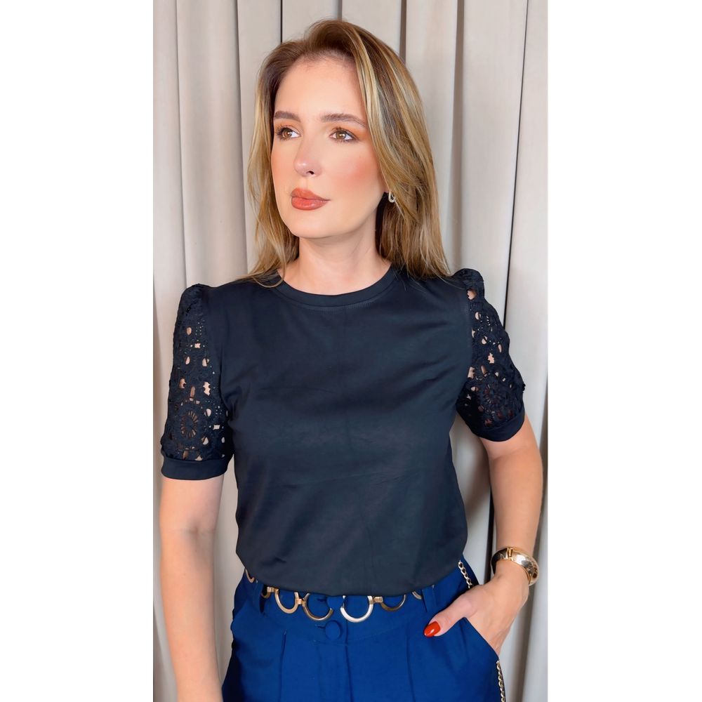 T-shirt Feminina Com Detalhe Na Manga Bordada - Preto - Cod 542