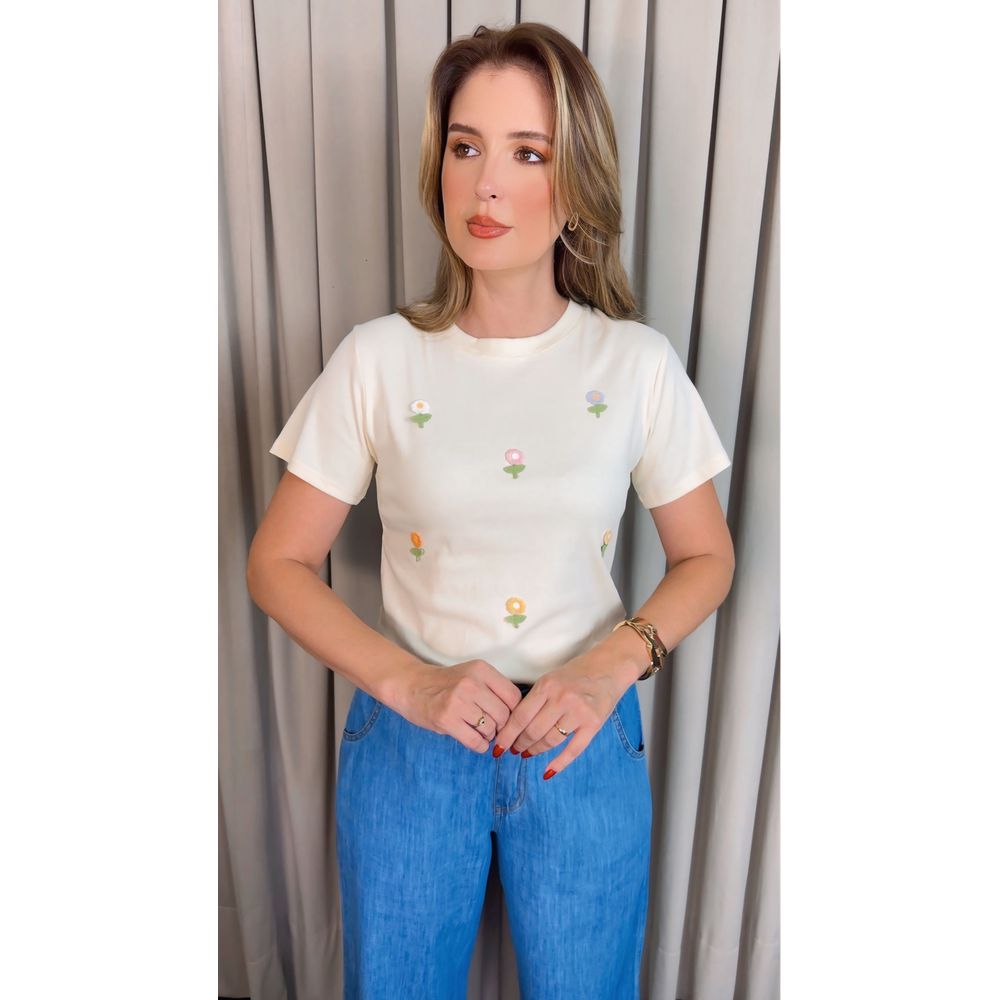 T-shirt Feminina Com Detalhe Florzinha - Off White - Cod 537