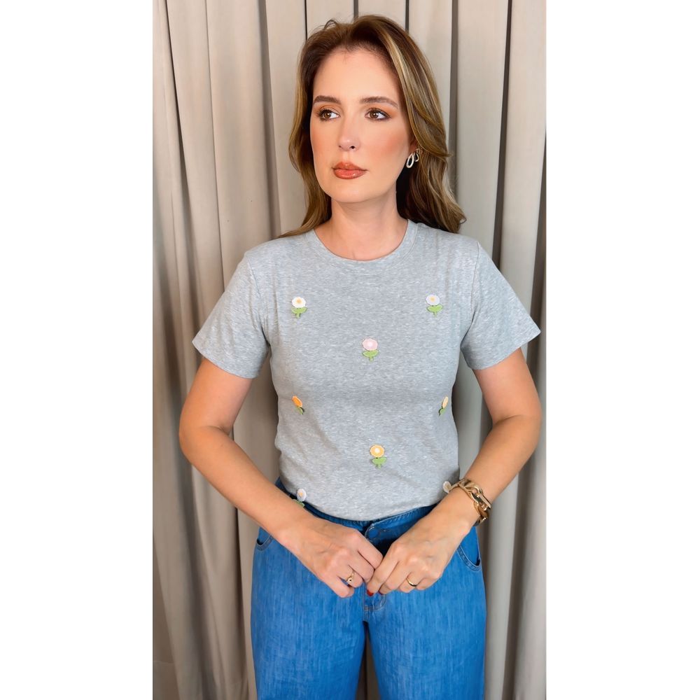 T-shirt Feminina Com Detalhe Florzinha - Cinza - Cod 537