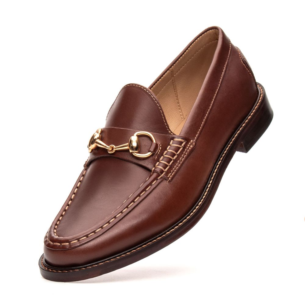 Mocassim Feminino Carlotta em Couro com Bridão Dourado Pinhão