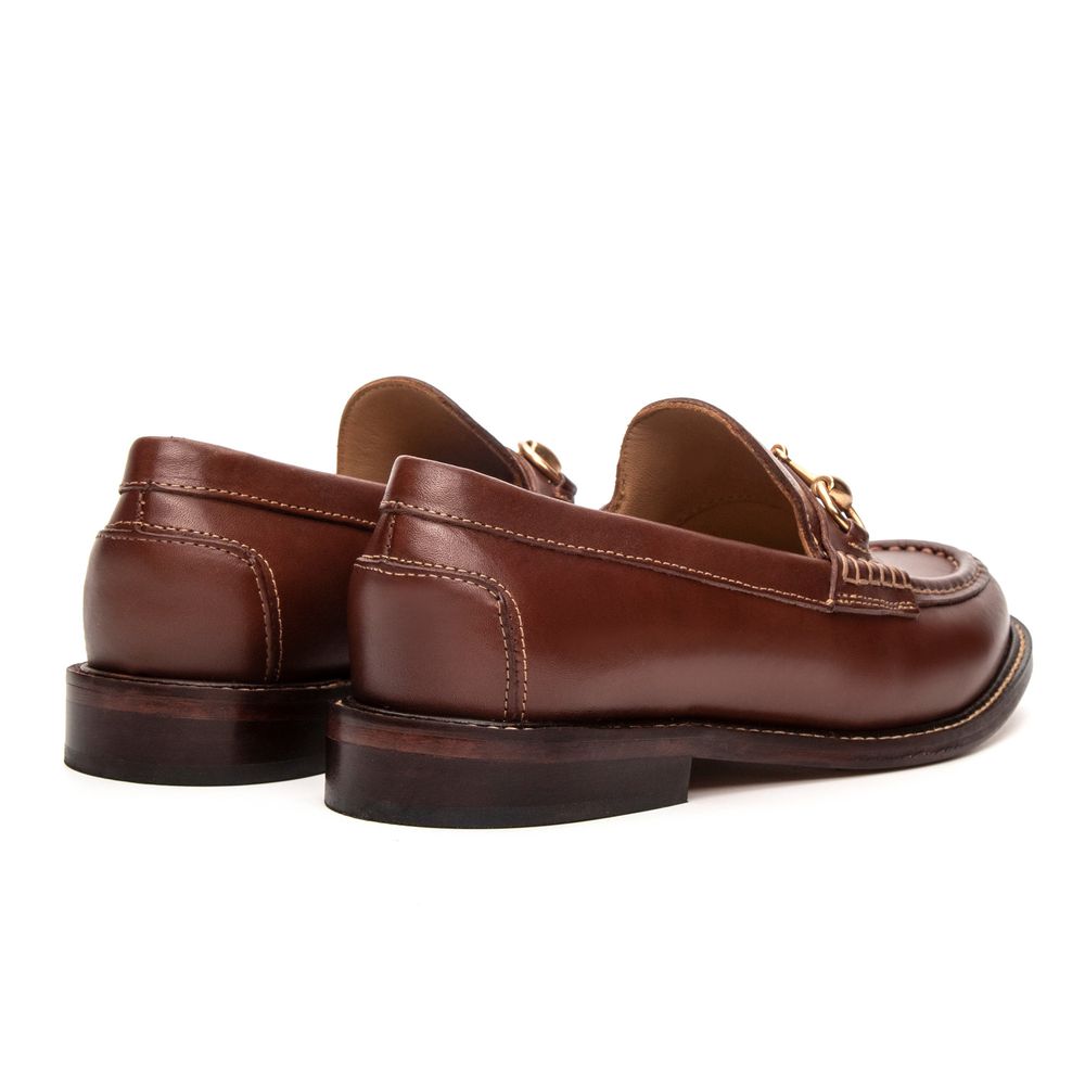 Mocassim Feminino Carlotta em Couro com Bridão Dourado Pinhão