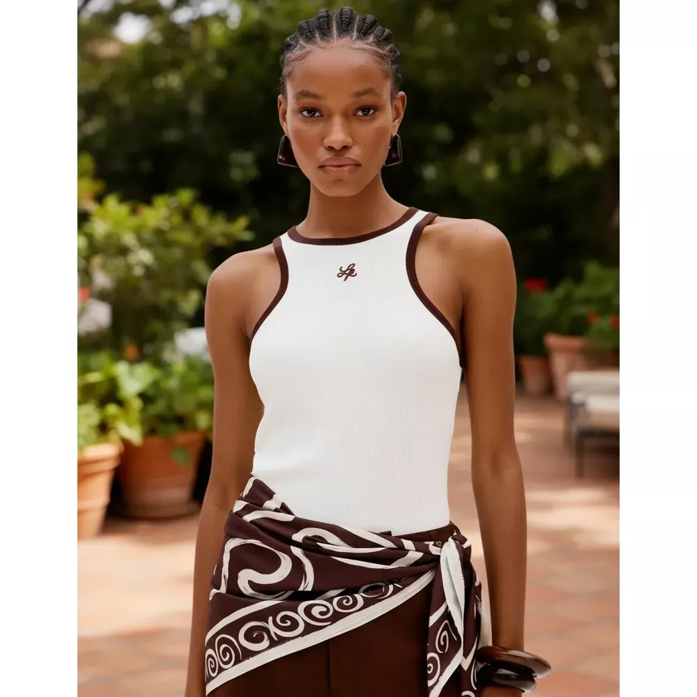 REGATA CANELADA LANÇA PERFUME COM BORDADO MARROM - Le Preppy