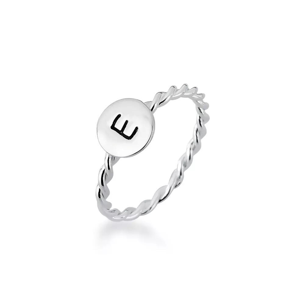 Anel Eternity Com Aro Trançado e Chapa Redonda Com Letra