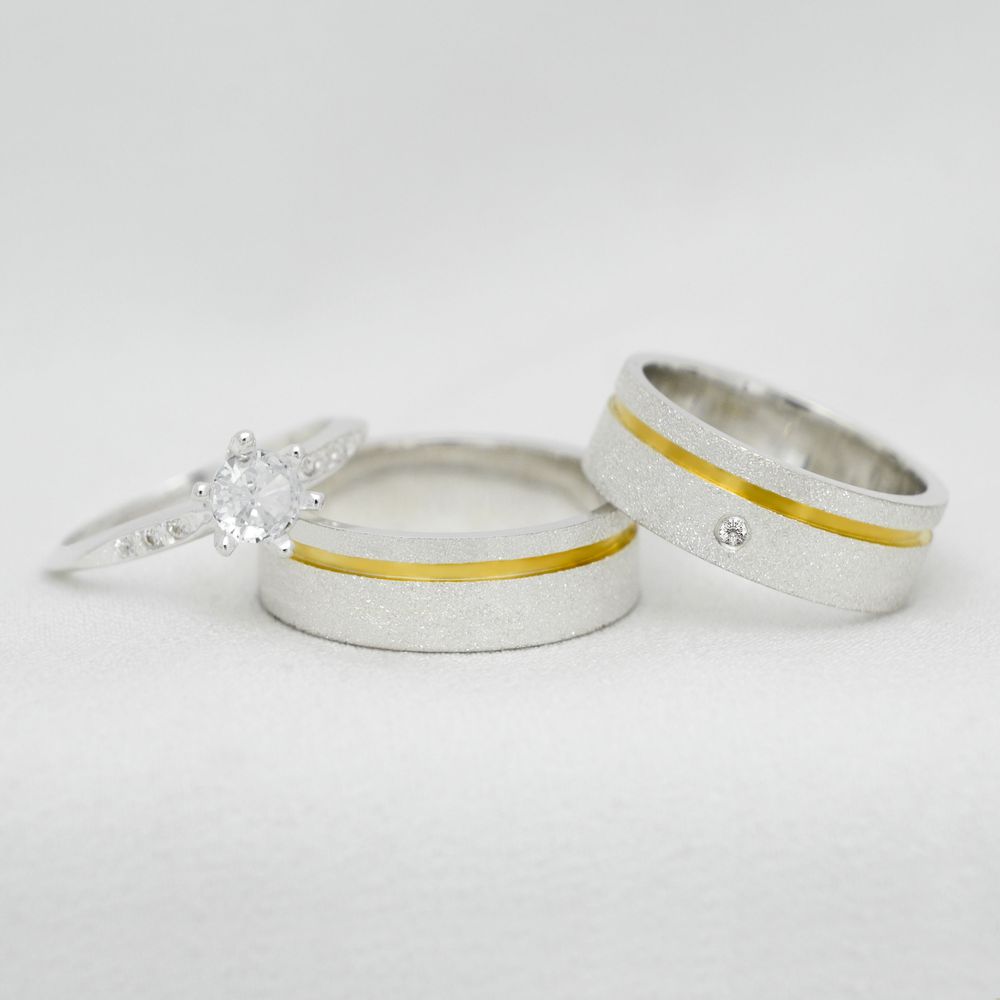Aliança em Prata com Friso Banhado a Ouro com uma Pedra Diamonic e Acabamento Diamantado - Combo