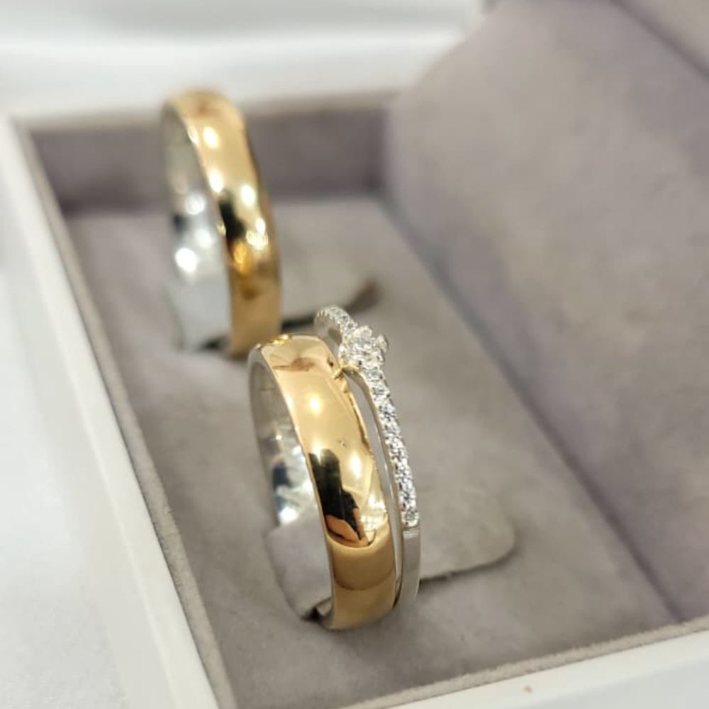Par Aliança Casamento ou Noivado Aura em Ouro com base Prata