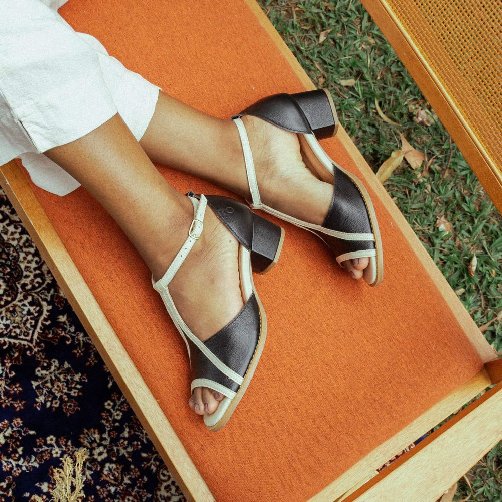 Sandália Peep Toe RetrÔ - Preta e Off White - ITAIM