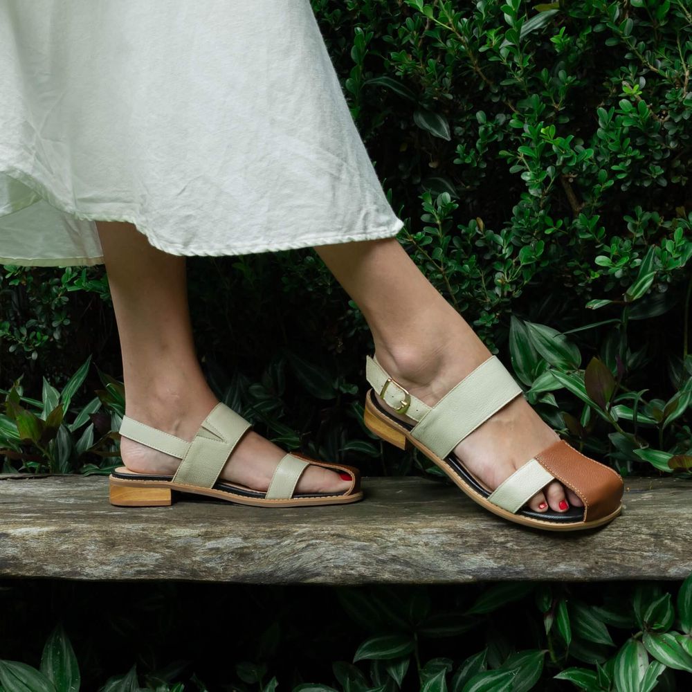 Sandália Rasteira - Chocolate e Off White - KEMET