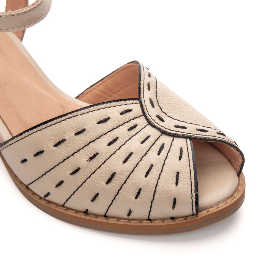 Peep Toe RetrÔ - Off White e Preta - TRAÇOS