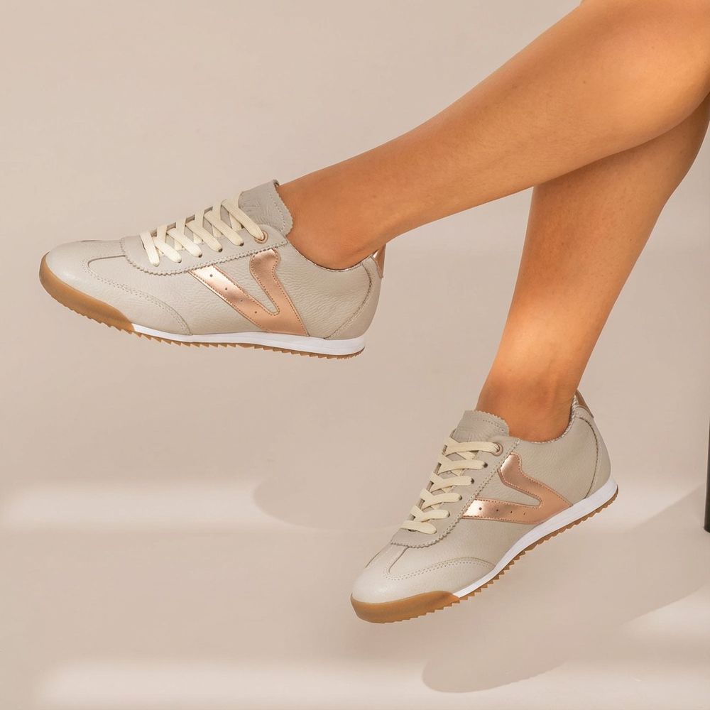 Tênis Feminino Couro Legítimo Naomi OffWhite com Rosê Casual Vittal Clássico Retrô