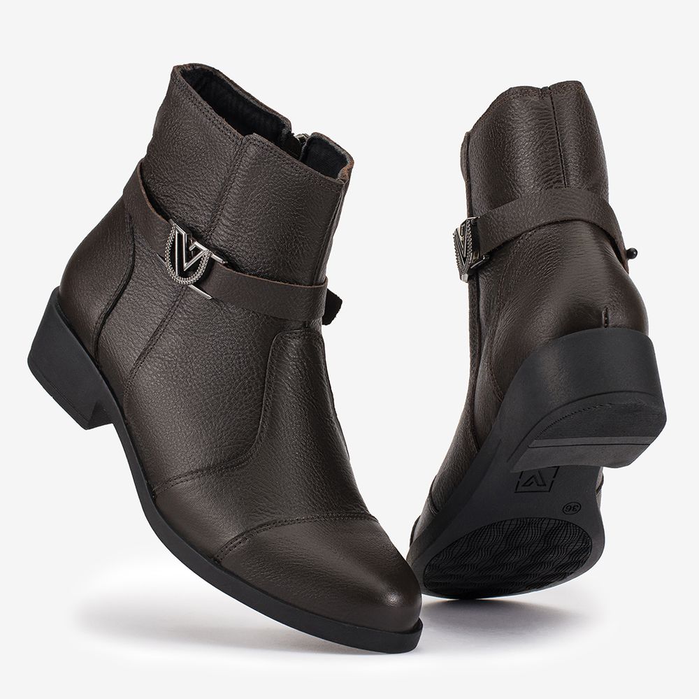 Bota Feminina Vittal Bella em Couro Legítimo Marrom Cano Curto Tira com Fivela Metálica