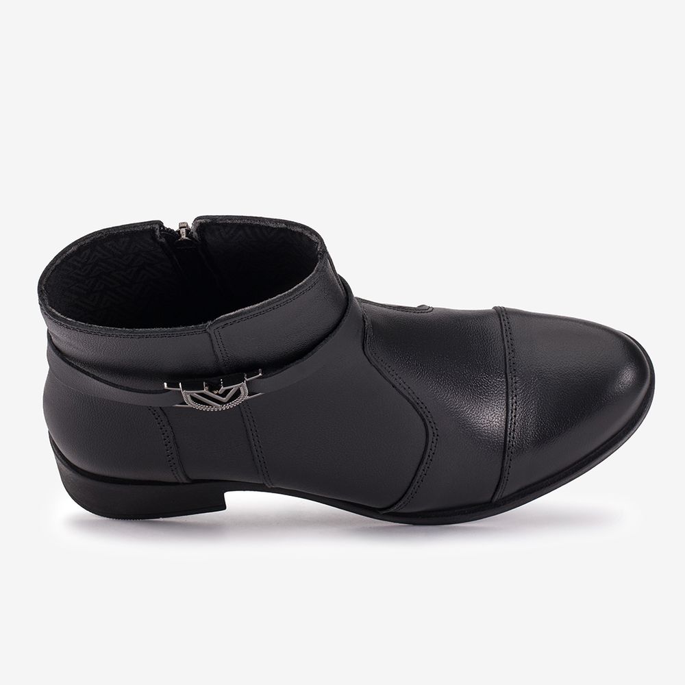 Bota Feminina Vittal Bella em Couro Legítimo Preto Cano Curto Tira com Fivela Metálica