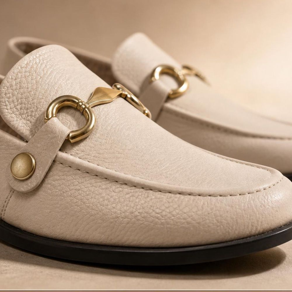 Mocassim Feminino Vittal Mara em Couro Legítimo OffWhite com 2 Fivelas Removíveis