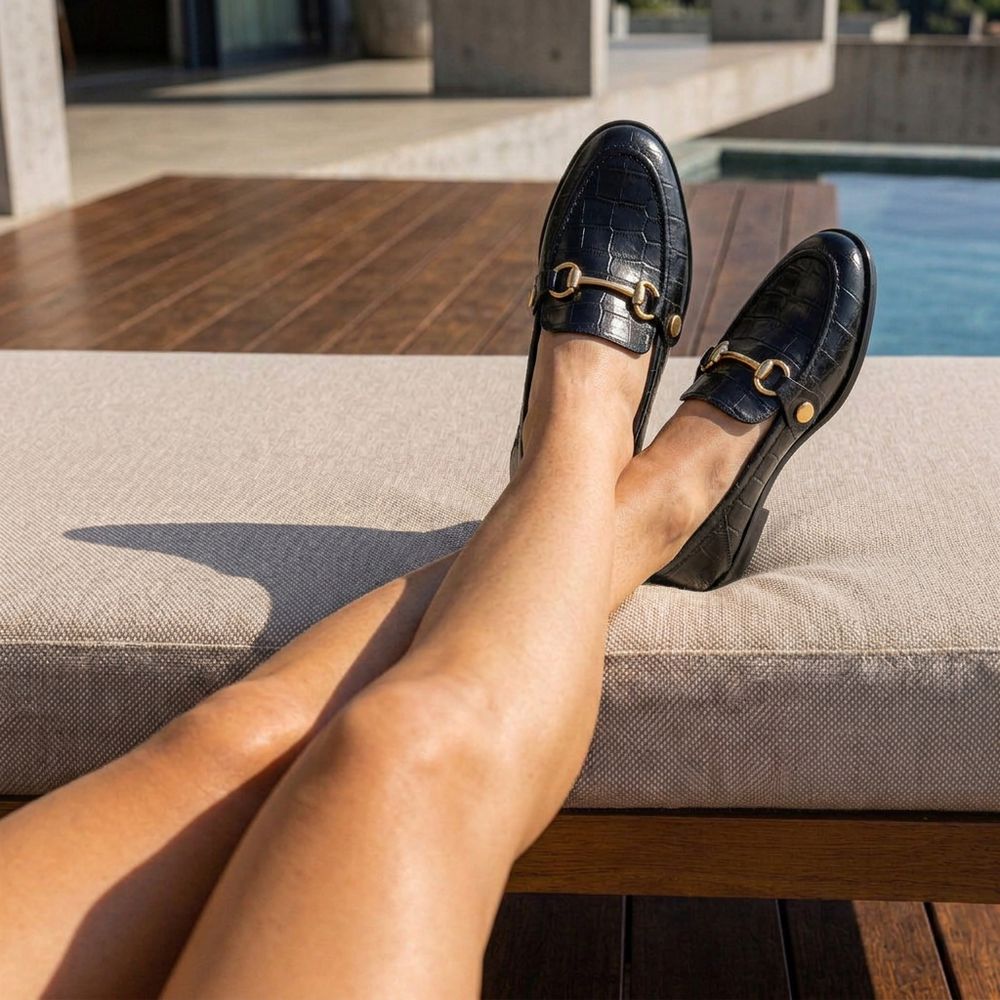 Mocassim Feminino Vittal Mara em Couro Legítimo Croco Preto com 2 Fivelas Removíveis