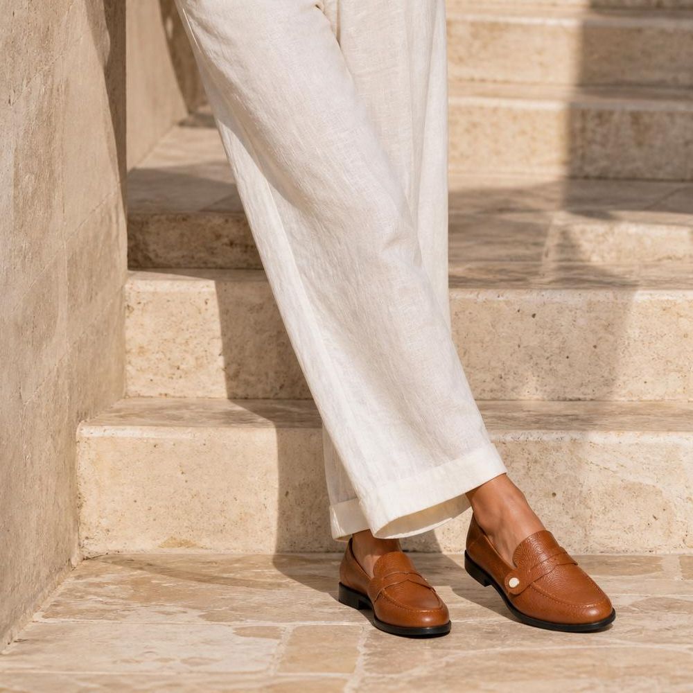 Mocassim Feminino Vittal Mara em Couro Legítimo Caramelo com 2 Fivelas Removíveis