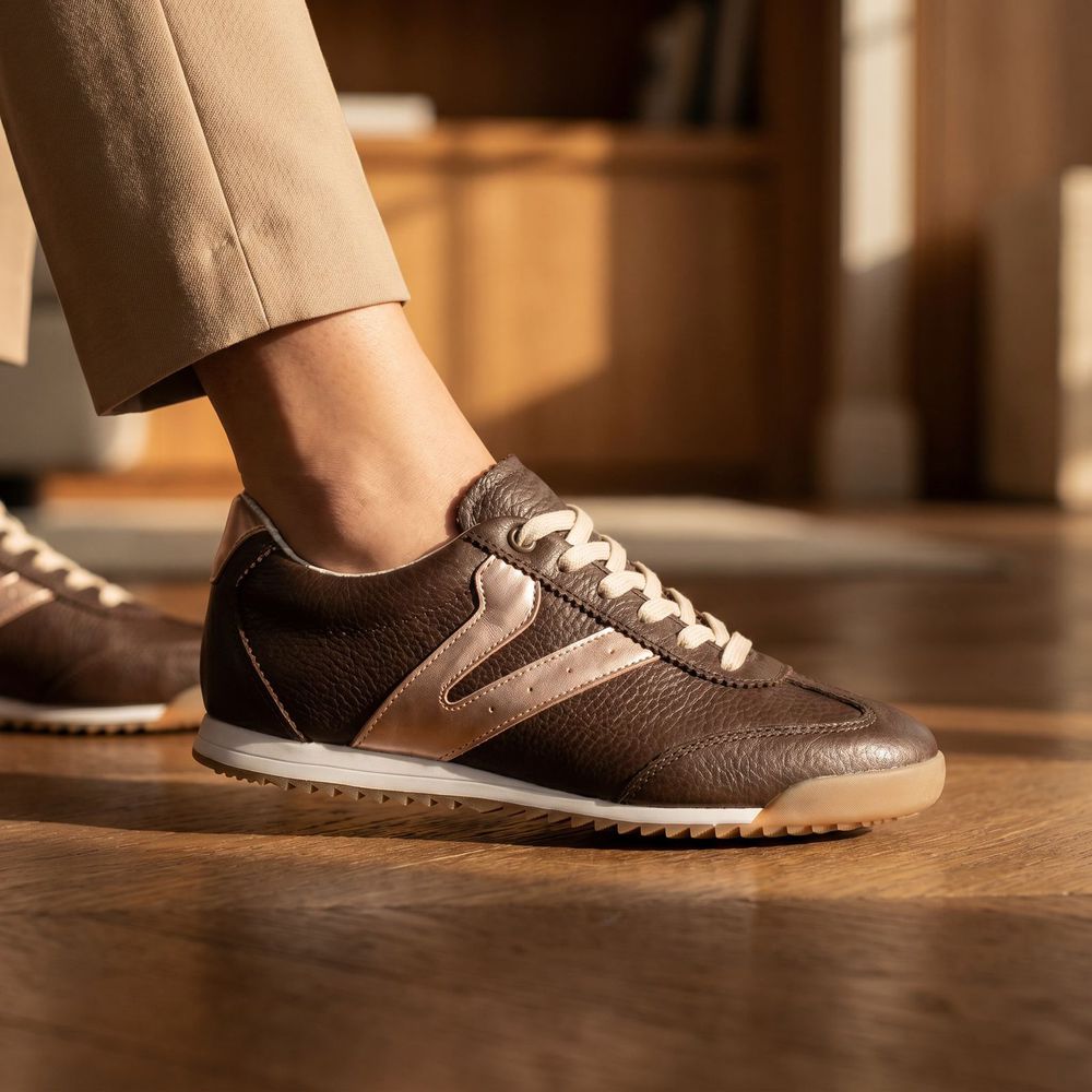 Tênis Feminino Couro Legítimo Naomi Café com Rosê Casual Vittal Clássico Retrô