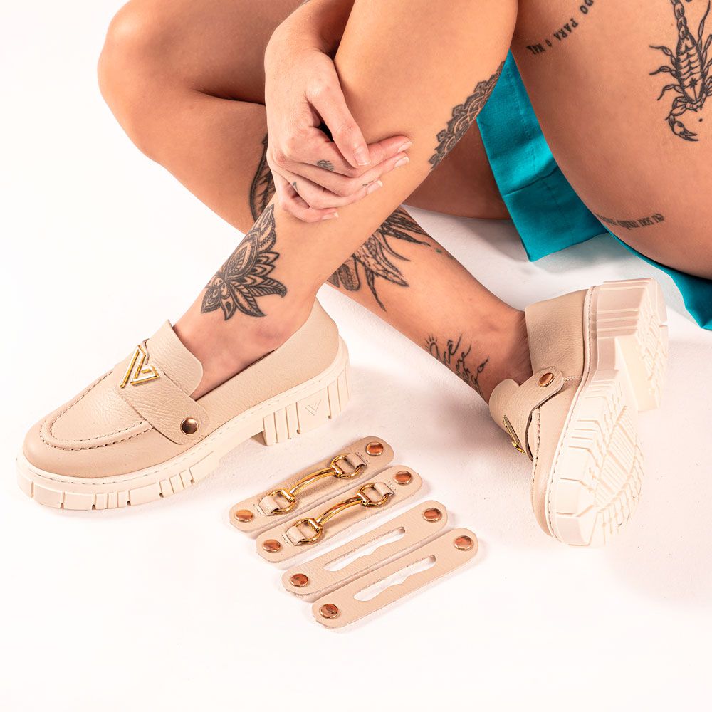 Mocassim Feminino Tratorado Couro OffWhite com 3 Fivelas Removíveis