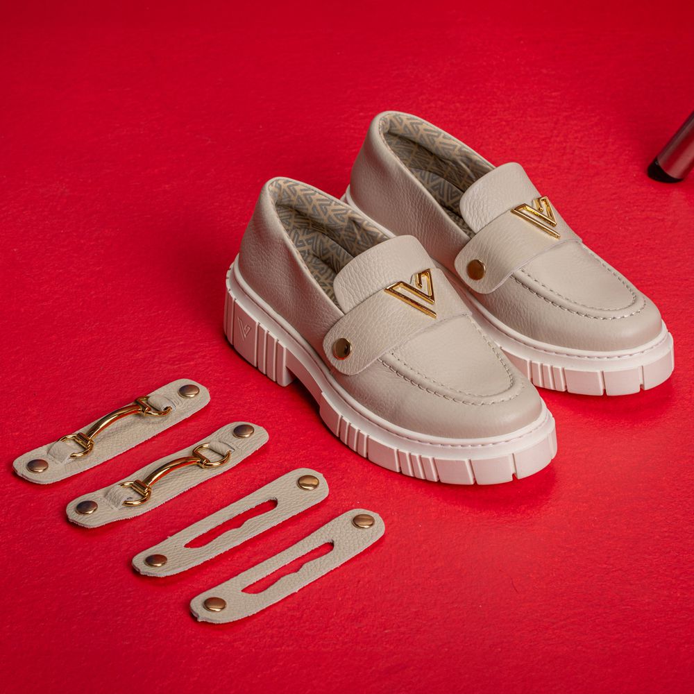 Mocassim Feminino Tratorado Couro OffWhite com 3 Fivelas Removíveis