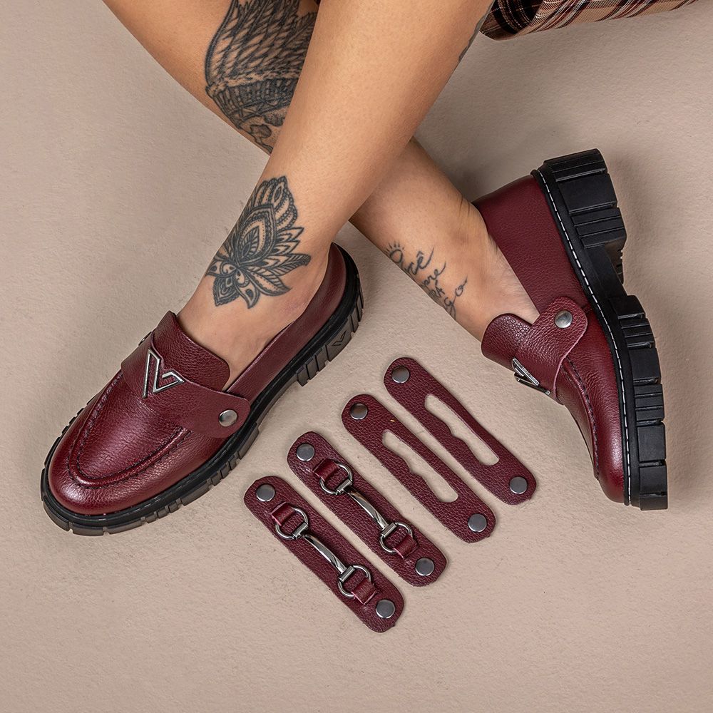 Mocassim Feminino Tratorado Couro Bordo com 3 Fivelas Removíveis