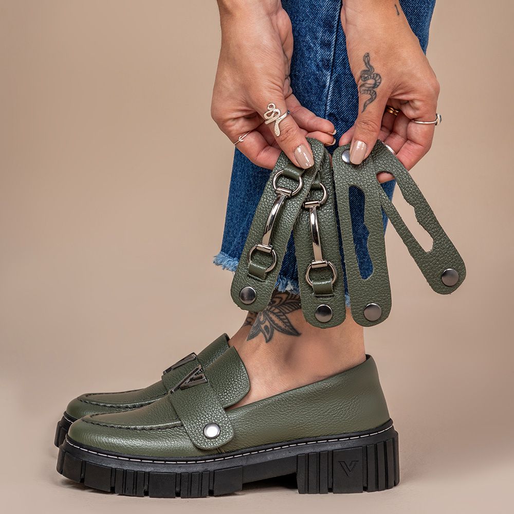 Mocassim Feminino Tratorado Couro Verde com 3 Fivelas Removíveis
