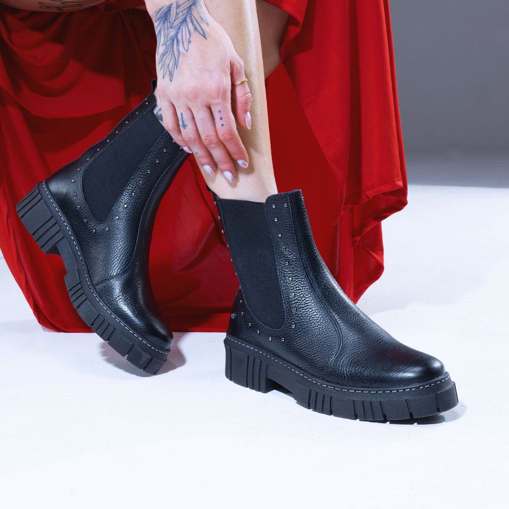 Bota Coturno Feminino Victoria Preto em Couro Vittal Cravejado 