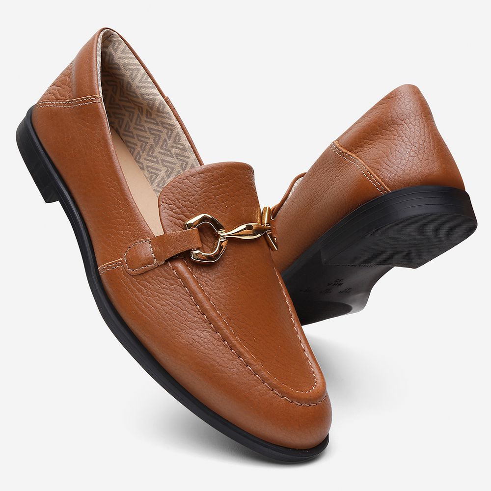 Mocassim Feminino Vittal Mara em Couro Legítimo Caramelo com Fivela Dourada