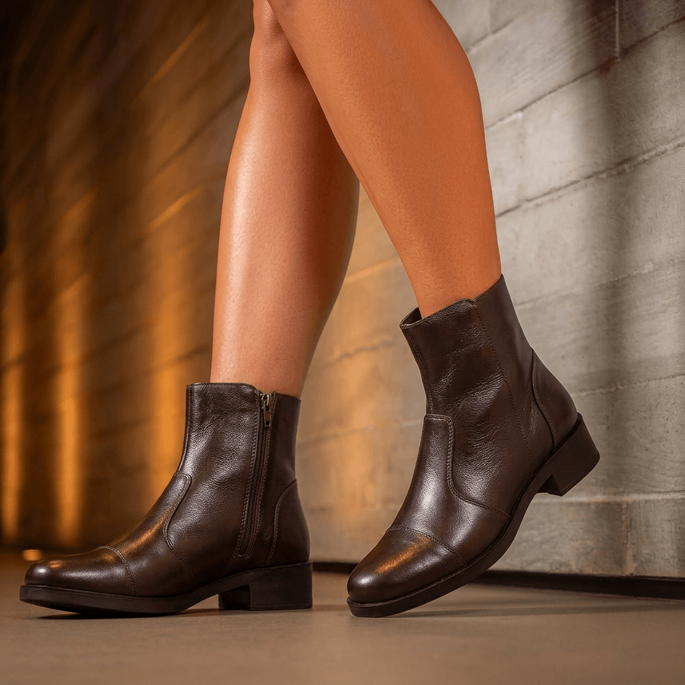 Bota Feminina Vittal Sofia em Couro Legitimo Cano Curto e Zíper Café