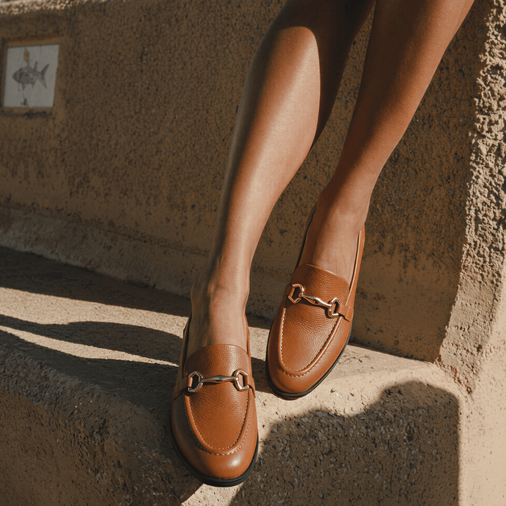 Mocassim Feminino Vittal Mara em Couro Legítimo Caramelo com Fivela Dourada