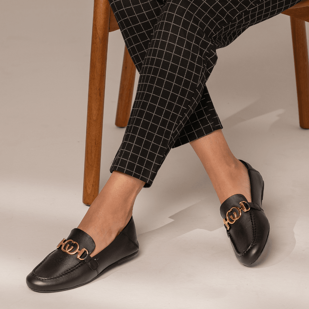 Mocassim Feminino Vittal Ingrid em Couro Legítimo Preto com Fivela Dourada Trabalhada