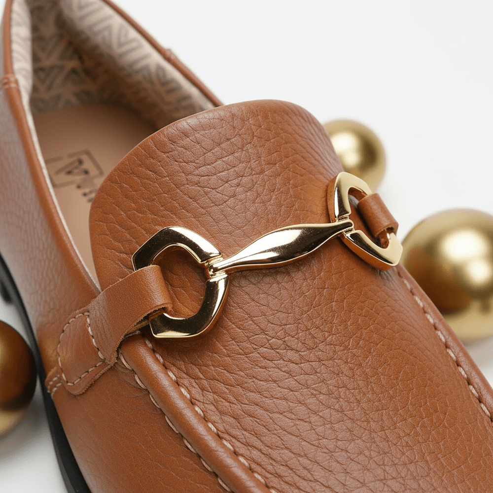 Mocassim Feminino Vittal Mara em Couro Legítimo Caramelo com Fivela Dourada