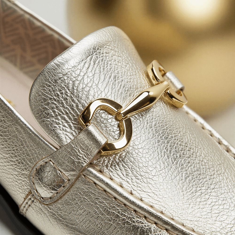 Mocassim Feminino Vittal Mara em Couro Legítimo Ouro com Fivela Dourada