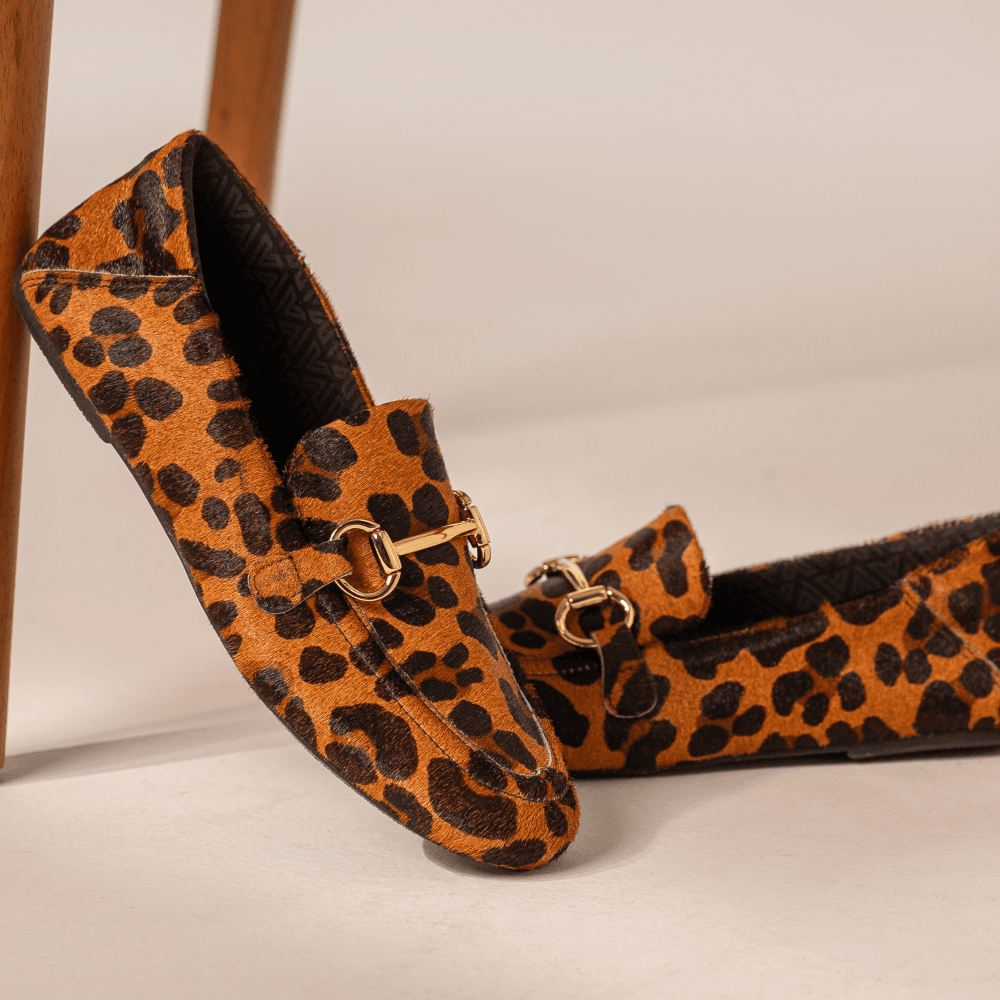 Mocassim Feminino Vittal Aurora em Couro Legítimo Animal Print com Fivela Dourada