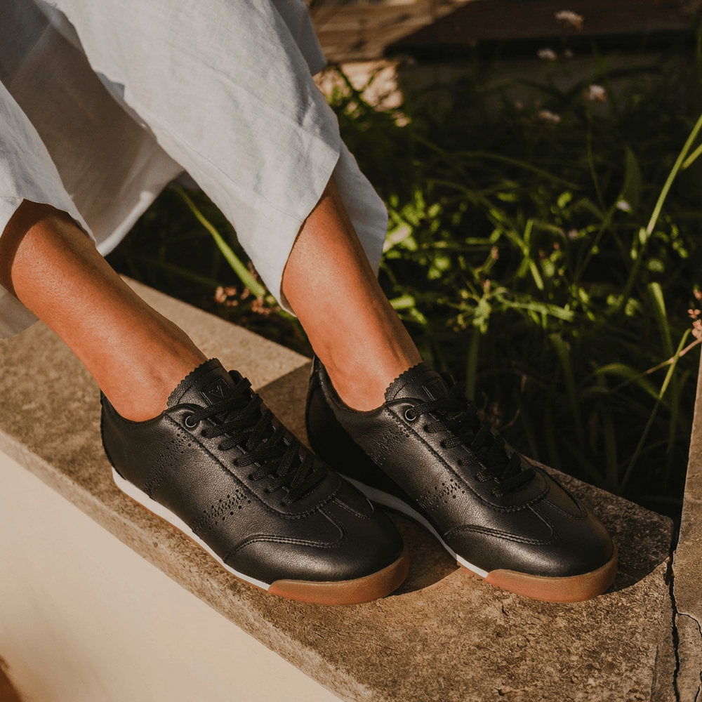 Tênis Feminino Vittal Viviane em Couro Legítimo Preto com 3 Cadarços