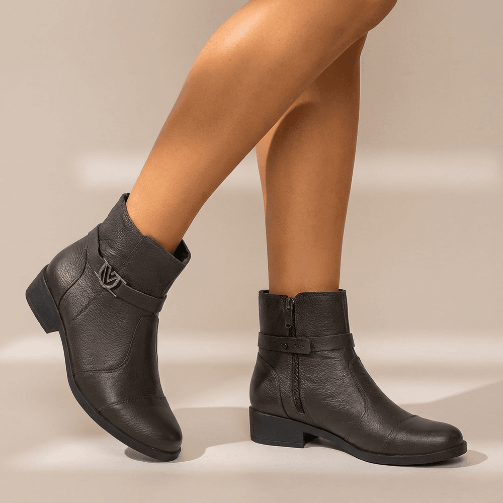 Bota Feminina Vittal Bella em Couro Legítimo Marrom Cano Curto Tira com Fivela Metálica
