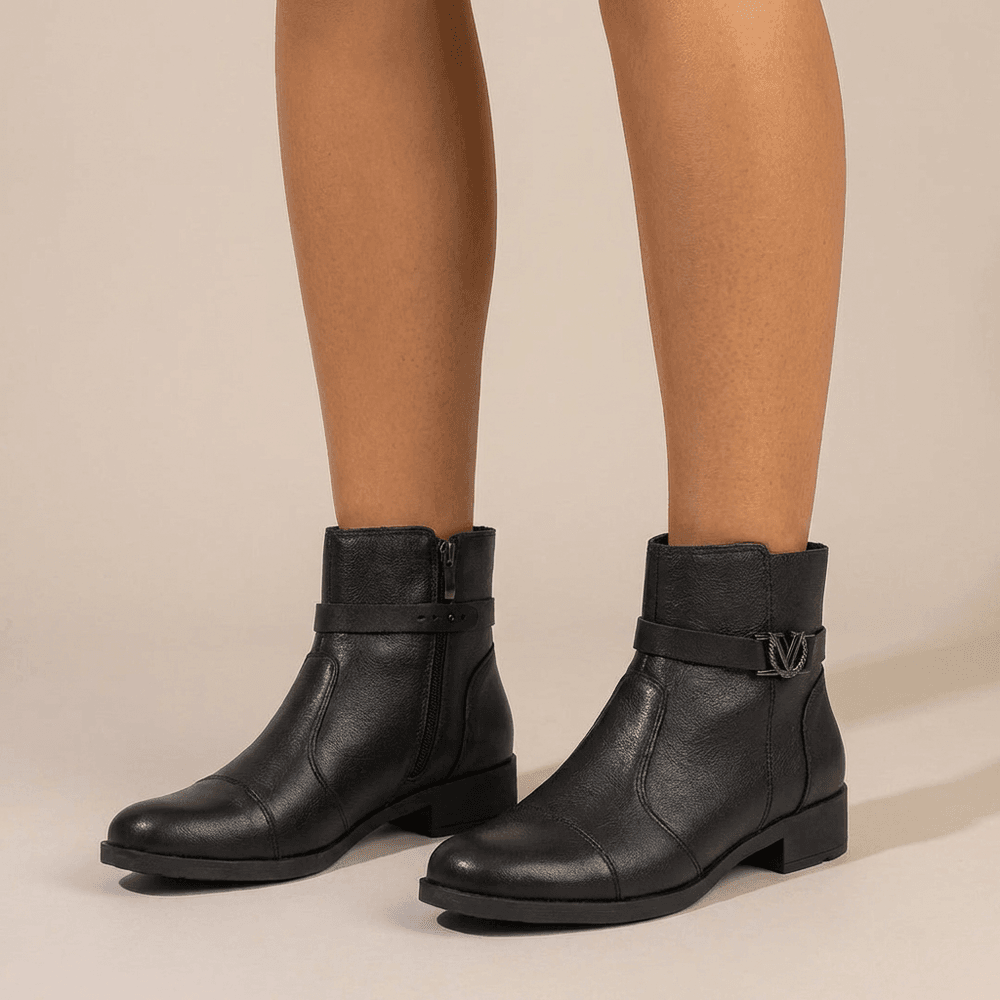 Bota Feminina Vittal Bella em Couro Legítimo Preto Cano Curto Tira com Fivela Metálica
