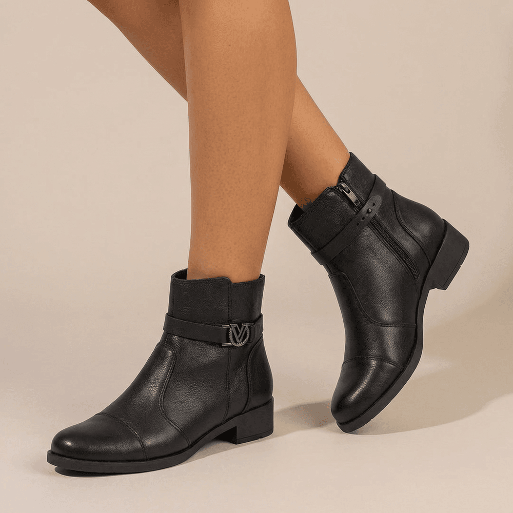 Bota Feminina Vittal Bella em Couro Legítimo Preto Cano Curto Tira com Fivela Metálica