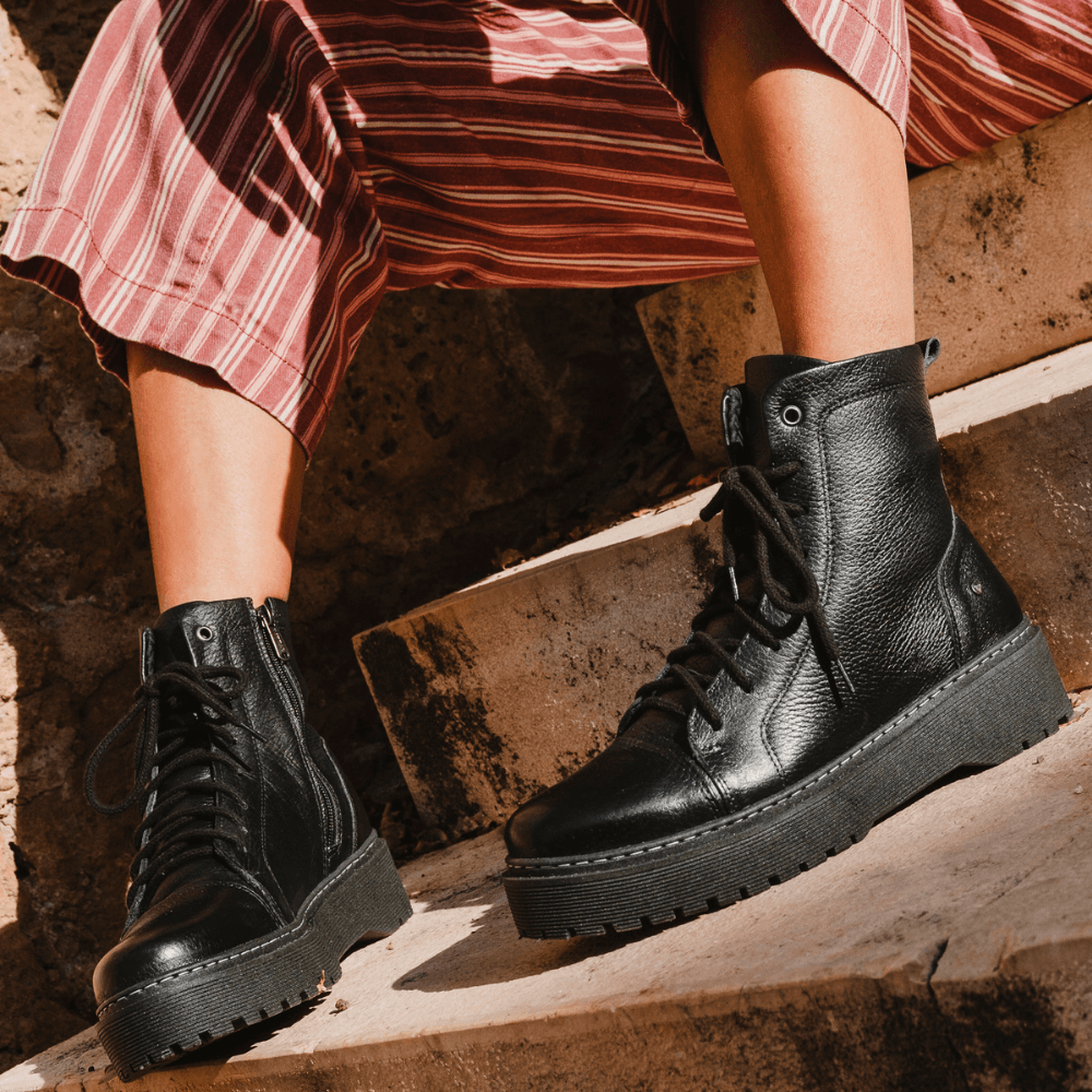 Bota Coturno Feminino Laura Vittal em Couro Legítimo Preto 