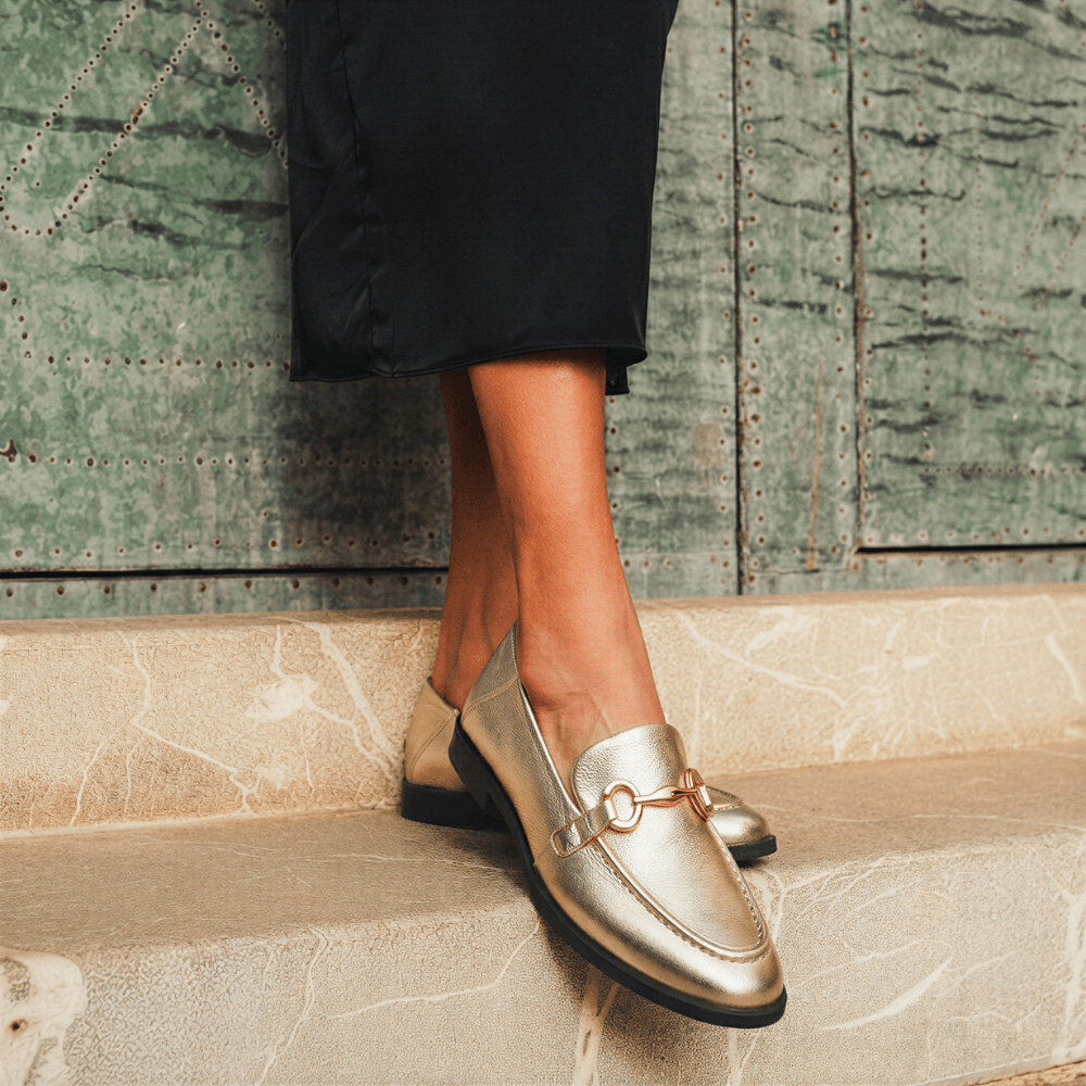 Mocassim Feminino Vittal Mara em Couro Legítimo Ouro com Fivela Dourada