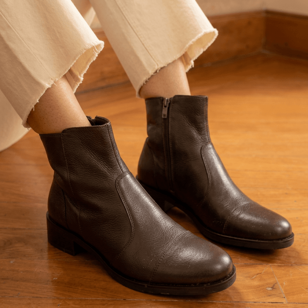 Bota Feminina Vittal Sofia em Couro Legitimo Cano Curto e Zíper Café